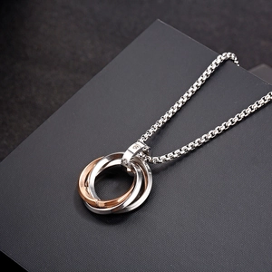 Halskette mit drei ineinandergreifenden Ringen in Silber und Roségold mit Boxkette