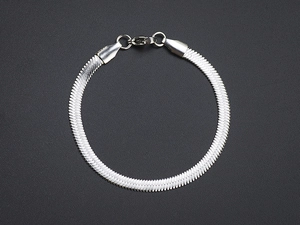 Dettaglio del bracciale a catena serpente piatta argento con chiusura a moschettone