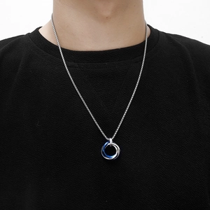 Herren Hip-Hop-Halskette aus Titanstahl mit ineinandergreifenden silbernen und blauen Ringen