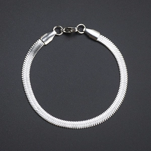 Bracciale piatto a lisca di pesce in acciaio inossidabile con chiusura a moschettone