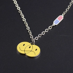 Collar Y2K con colgante de cápsula y cara sonriente en acero plateado pulido