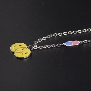 Collar de acero inoxidable plateado con colgante de smiley amarillo y cápsula estilo hip hop