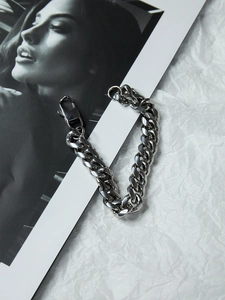 Detailansicht eines 12mm silbernen Gliederkettenarmbands mit Karabinerverschluss auf Magazin