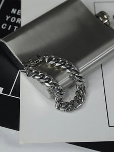 Nahaufnahme eines 12 mm breiten Edelstahl-Panzerarmbands mit quadratischem Druckverschluss