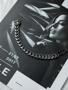 Detailansicht des 12mm silbernen Edelstahl-Panzerarmbands mit großem Karabinerverschluss