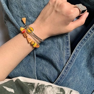 Conjunto de pulseras de acero de titanio con cara sonriente y dijes de comida
