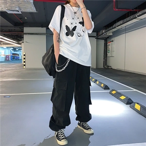 Stile streetwear con catene metalliche colorate su pantaloni cargo neri unisex