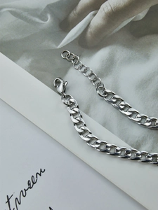 Detalle de pulsera de cadena cubana de plata pulida con cierre de mosquetón y extensión