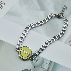 Pulsera de cadena cubana plateada con colgante de carita sonriente y grabado NN
