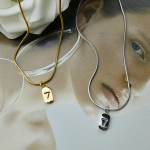Colliers pendentifs numéro 7 minimalistes avec chaînes serpent en or et argent pour femme