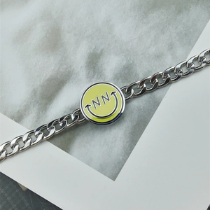 Elegante pulsera de cadena cubana en acero titanio plateado con dije de carita sonriente