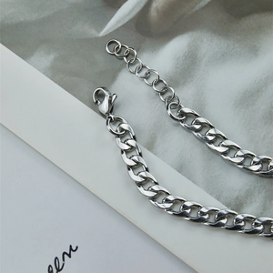 Pulsera minimalista de acero de titanio con cara sonriente y eslabones de cadena cubana