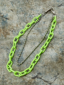 Dettaglio della catena a doppio strato in acrilico verde neon e sfere di metallo argento