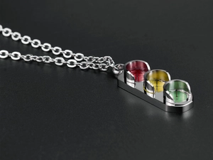 Vue macro du pendentif de feu de signalisation hip-hop avec cristaux tricolores