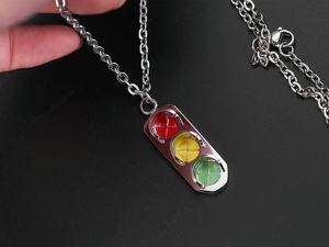 Détail du pendentif feu tricolore hip hop en acier inoxydable poli avec émail coloré