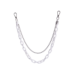 Catena a doppio strato in acrilico color caramella e metallo argento con moschettoni