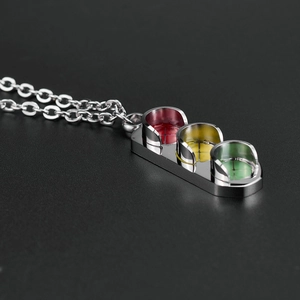 Pendentif feu tricolore créatif en acier inoxydable avec émail coloré et chaîne simple