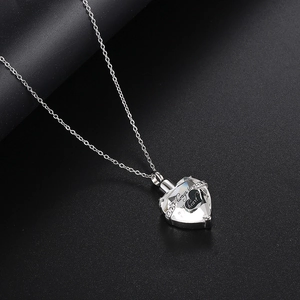 Detalle del colgante de urna de cristal en forma de corazón con Always in My Heart