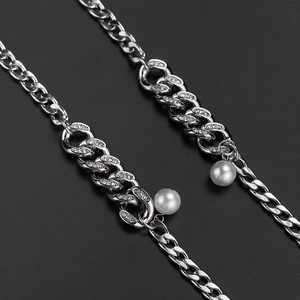 Collier chaîne cubaine argentée hip hop avec diamants et pendentifs perles blanches