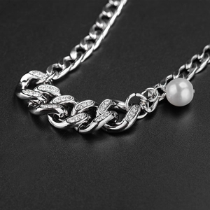 Collier chaîne cubaine argentée polie avec cristaux brillants et détail de perle