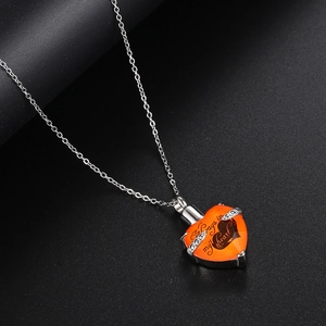 Detalle del collar de corazón para cenizas con piedra naranja y grabado Always in my heart