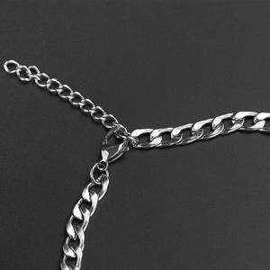 Collier chaîne cubaine avec perles et diamants montrant le fermoir mousqueton sûr
