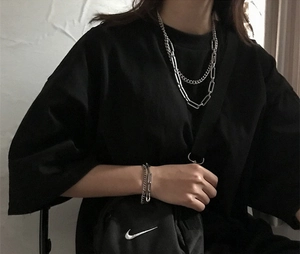Dettaglio della collana e del bracciale in acciaio al titanio argento su modello