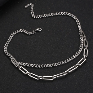 Collana a doppio strato in acciaio al titanio argento con maglie barbazzale e graffetta