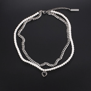 Détail du collier à deux rangs en acier inoxydable avec perles et pendentif cœur noir