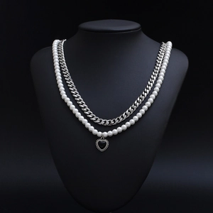 Collier double couche en perles et acier avec pendentif cœur noir style punk chic