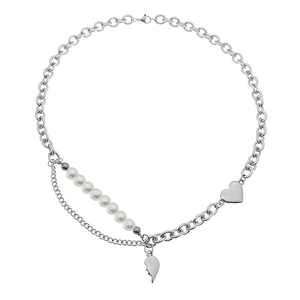 Collier punk en acier inoxydable avec pendentif cœur et perles sur fond blanc