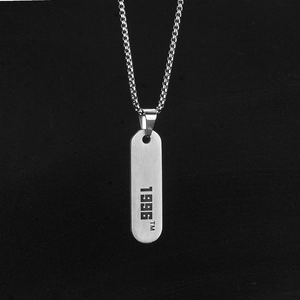 Vue détaillée du pendentif 1996 en acier titane argenté avec une chaîne maille