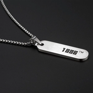 Collier en acier inoxydable argenté avec pendentif année 1996 et chaîne vénitienne