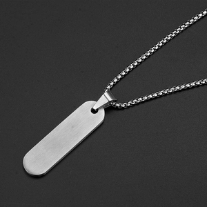 Détail d'un pendentif rectangulaire en acier titane brossé argenté avec chaîne box