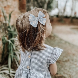 Handgefertigte hellblaue Blumen-Haarspange mit Spitze für Mädchen und Kleinkinder