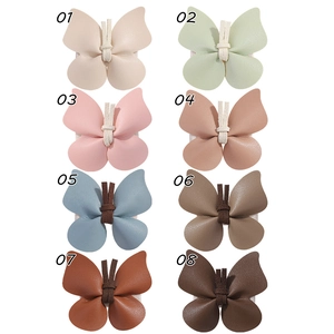 Huit barrettes papillon en cuir PU pour filles dans diverses couleurs mates élégantes