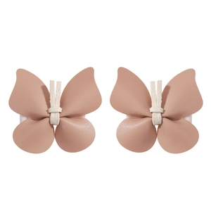 Détail des pinces à cheveux papillon en cuir PU rose avec centre blanc pour petites filles