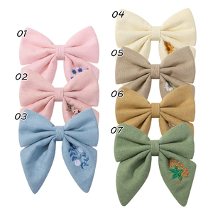 Barrettes nœuds en lin faits main avec broderies florales en sept couleurs pastel pour fille
