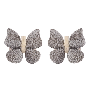 Gros plan de barrettes papillon fait main en cuir PU avec texture de tissu et pince crocodile