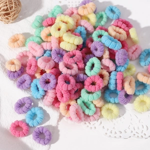 Bunter Stapel weicher Cloud-Haargummis in Pastellfarben mit flauschiger Textur