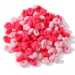 Nahaufnahme der flauschigen Cloud-Haargummis in leuchtendem Pink und hellem Rosa