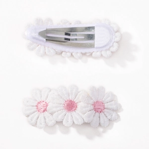 Trois barrettes à fleurs de marguerite brodées blanches avec centre rose et clip BB