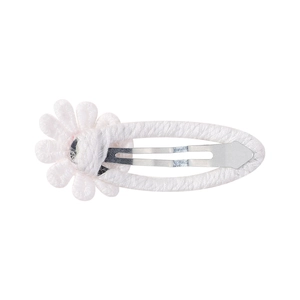 Barrette à cheveux marguerite tissée avec pétales blancs et fermoir argenté chic