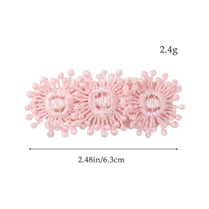 Rosa Spitzen-Haarspange für Kinder mit drei filigranen bestickten Blumenmustern Motiven