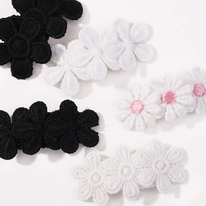 Lot de trois barrettes à fleurs brodées pour filles en noir et blanc élégant