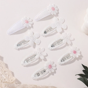 Détail de 8 barrettes à fleurs blanches en dentelle et broderie pour cheveux de filles