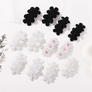 Détails de barrettes à fleurs brodées à la main en tissu noir, blanc et rose poudré