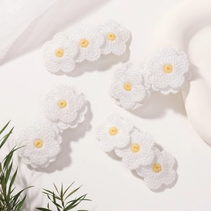 Fermagli per capelli a fiore fatti a mano all'uncinetto per bambine con petali bianchi