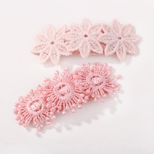 Set mit rosa bestickten Blumen-Haarspangen aus Spitze in feiner handgefertigter Optik