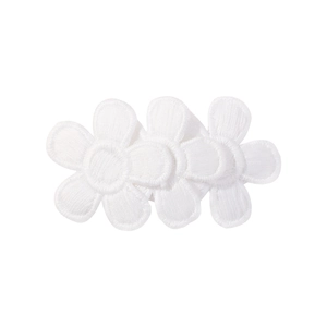 Gros plan détaillé montrant les pétales brodés blancs et la texture textile de la pince